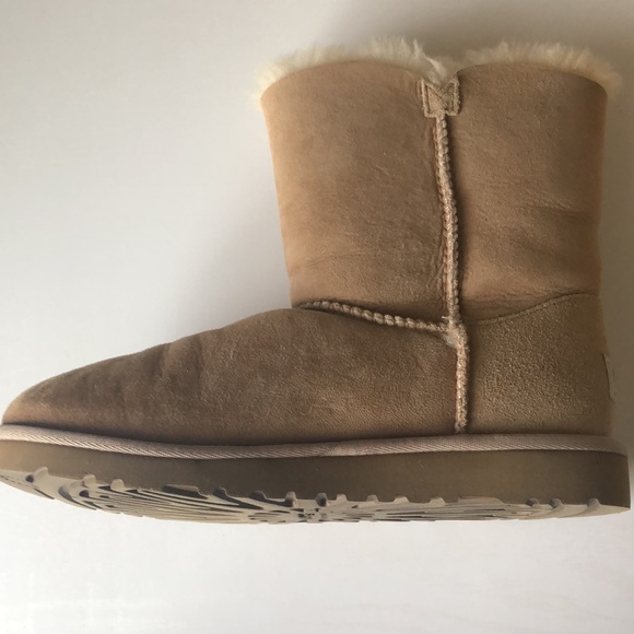 UGG Bailey Button Short Boots (Size: Big Kids 5) - Picture 6 of 17